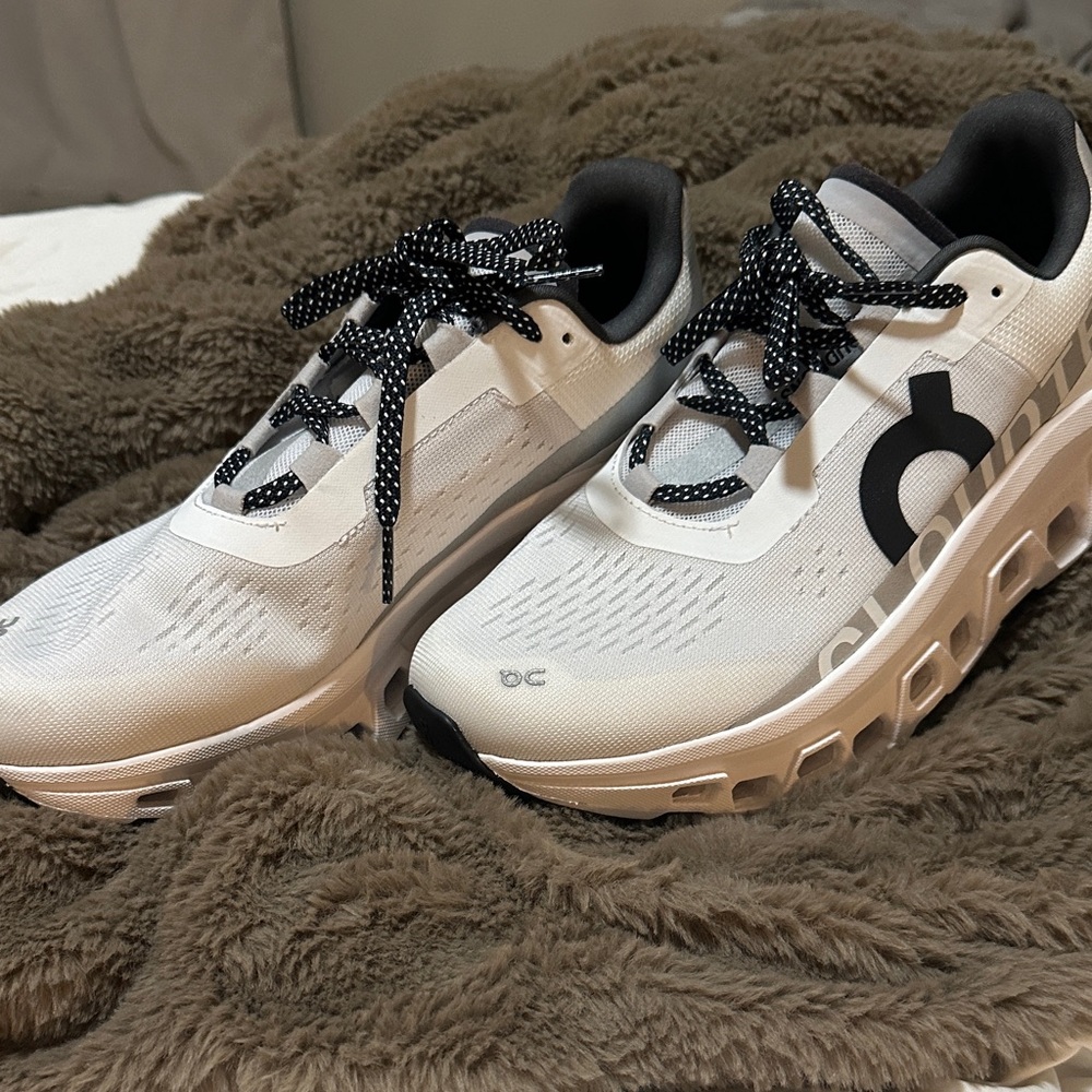 On Running Women's Cloudswift White/Black Athletic Shoes